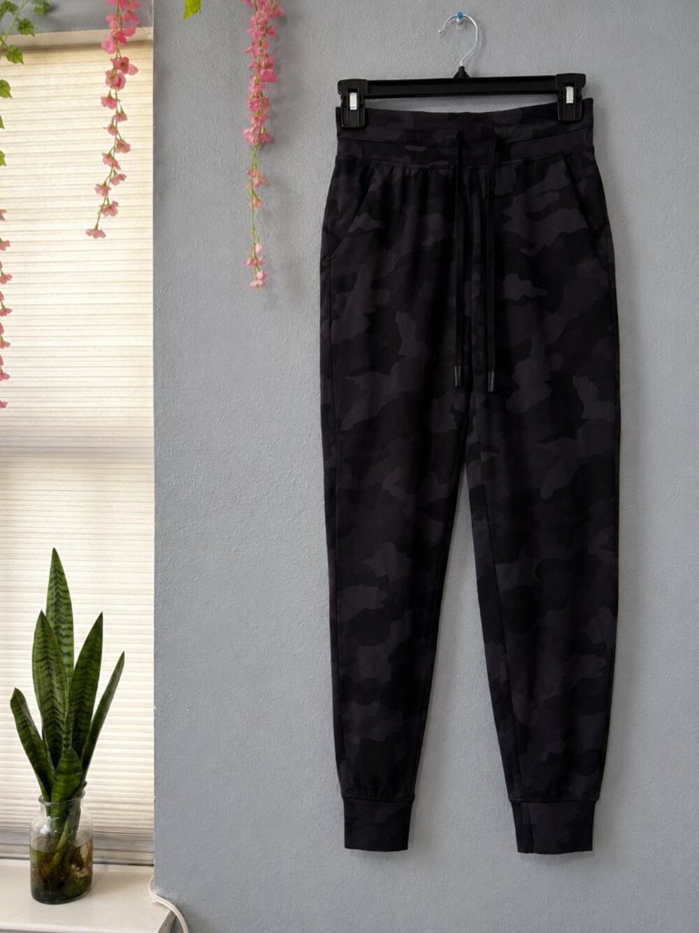 Lululemon Black Camo Jogger Pants • Size 0